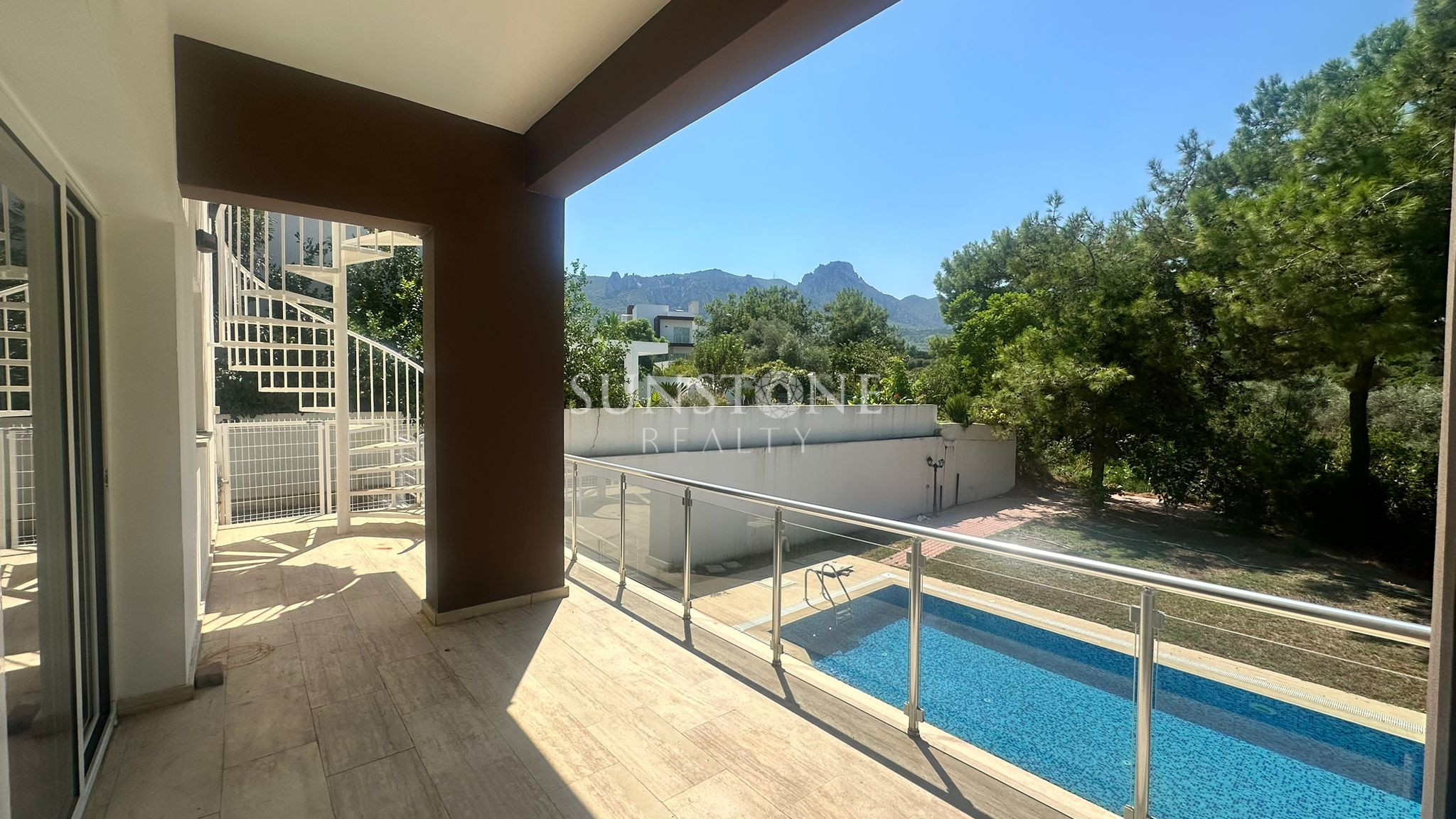 Kıbrıs Girne Zeytinlik Bölgesinde Tripleks Full Eşyalı Özel Havuzlu Kiralık 4+2 Modern Villa 30