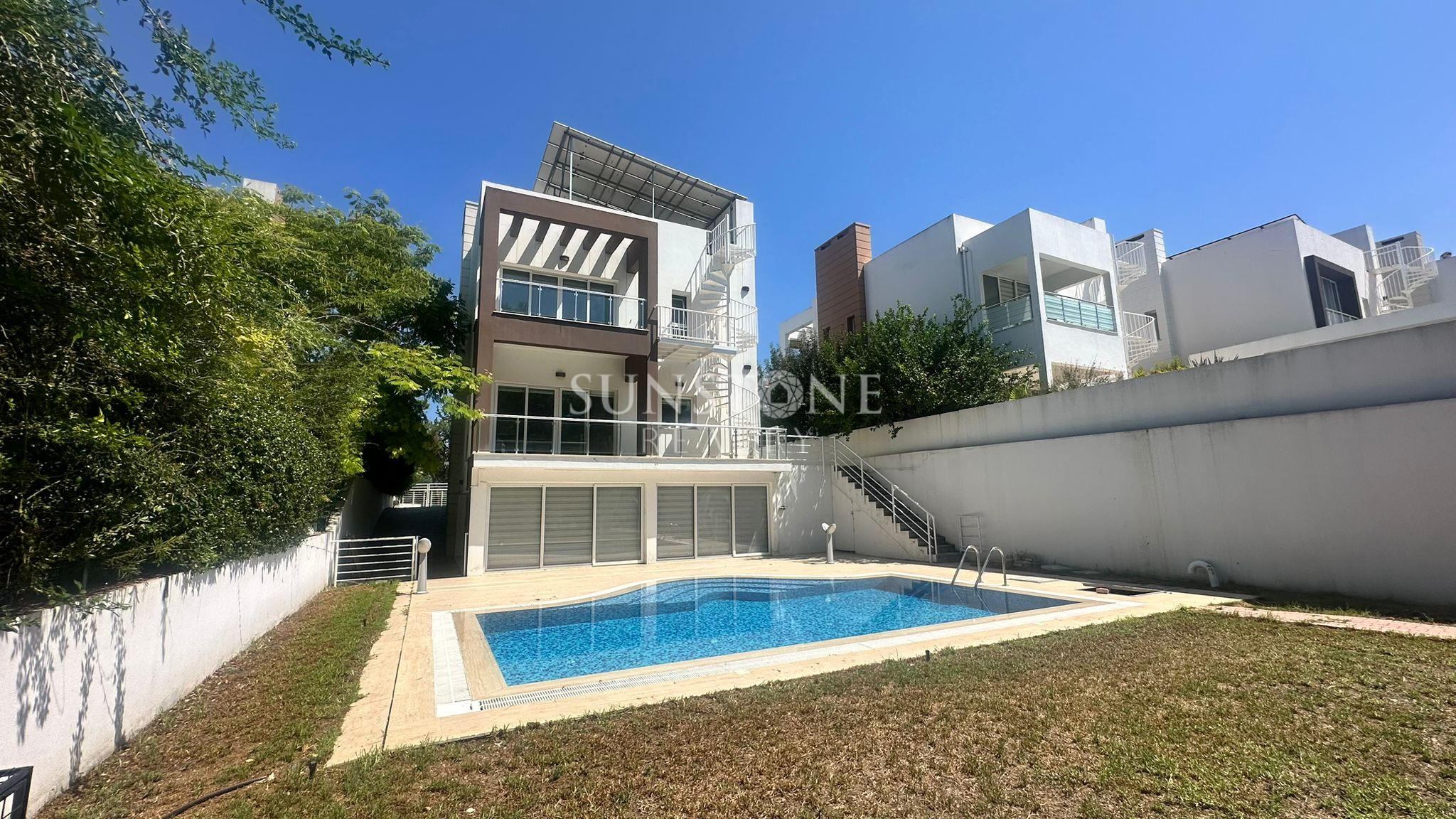 Kıbrıs Girne Zeytinlik Bölgesinde Tripleks Full Eşyalı Özel Havuzlu Kiralık 4+2 Modern Villa 3