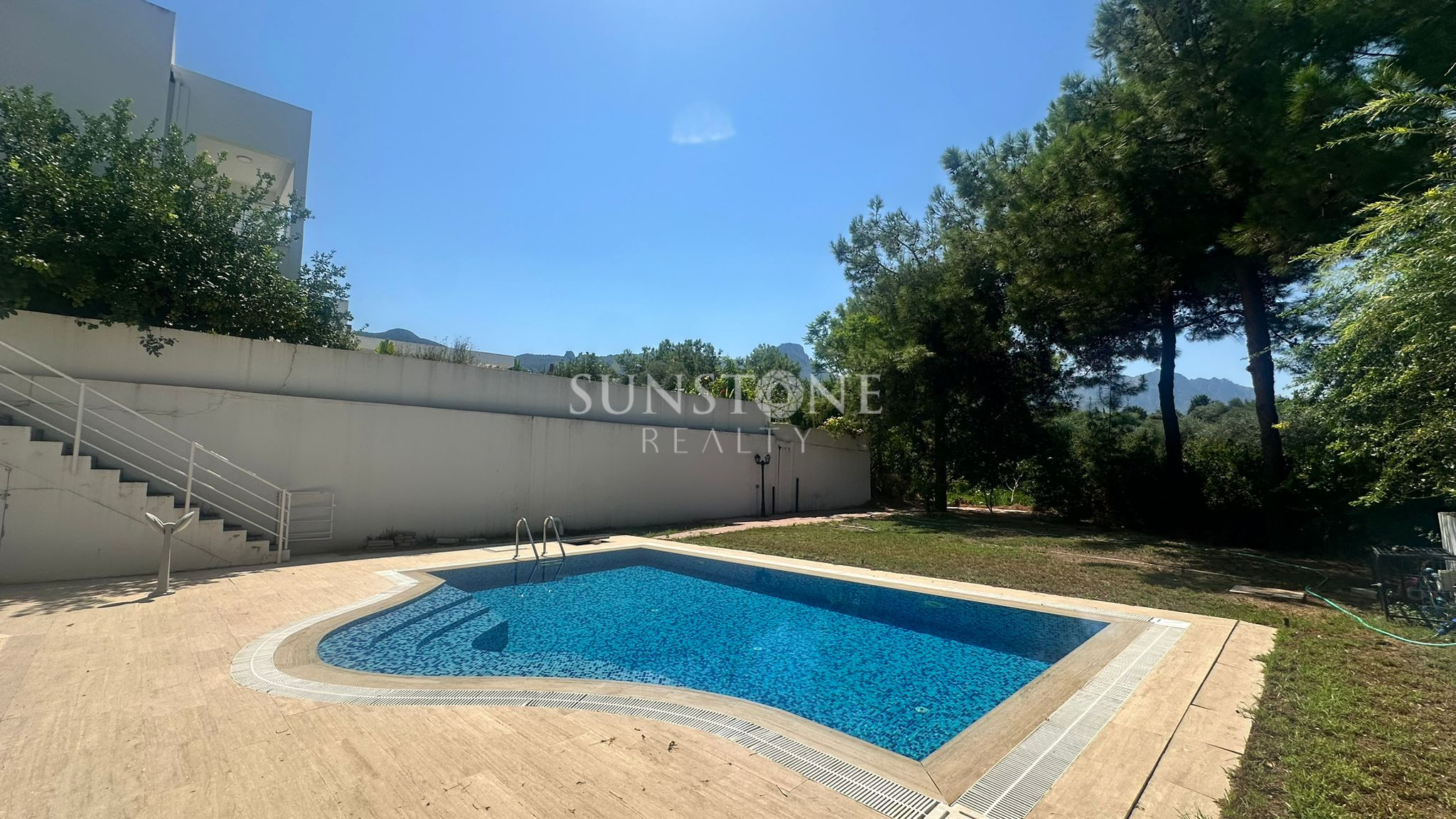 Kıbrıs Girne Zeytinlik Bölgesinde Tripleks Full Eşyalı Özel Havuzlu Kiralık 4+2 Modern Villa 27