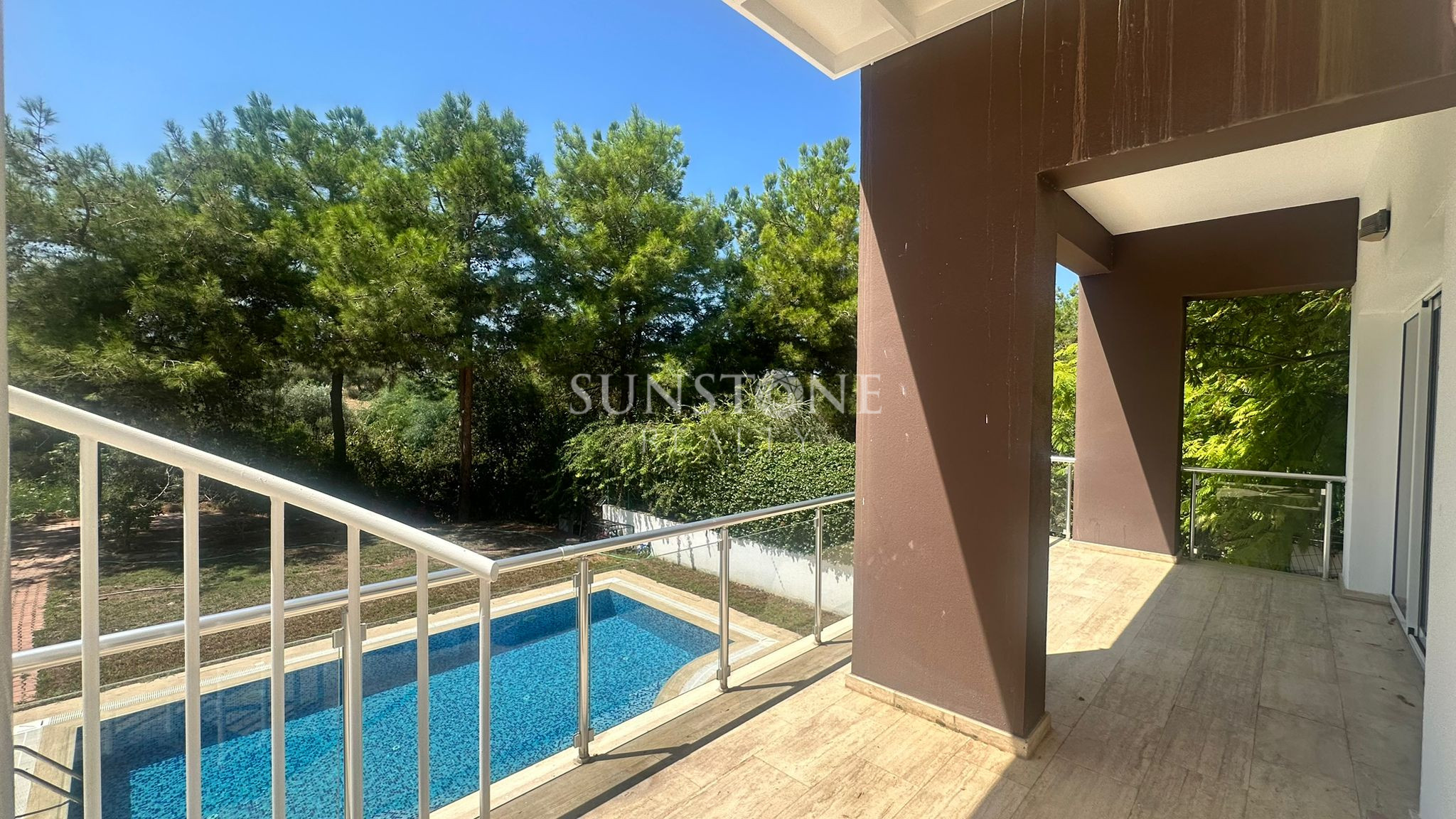 Kıbrıs Girne Zeytinlik Bölgesinde Tripleks Full Eşyalı Özel Havuzlu Kiralık 4+2 Modern Villa 28
