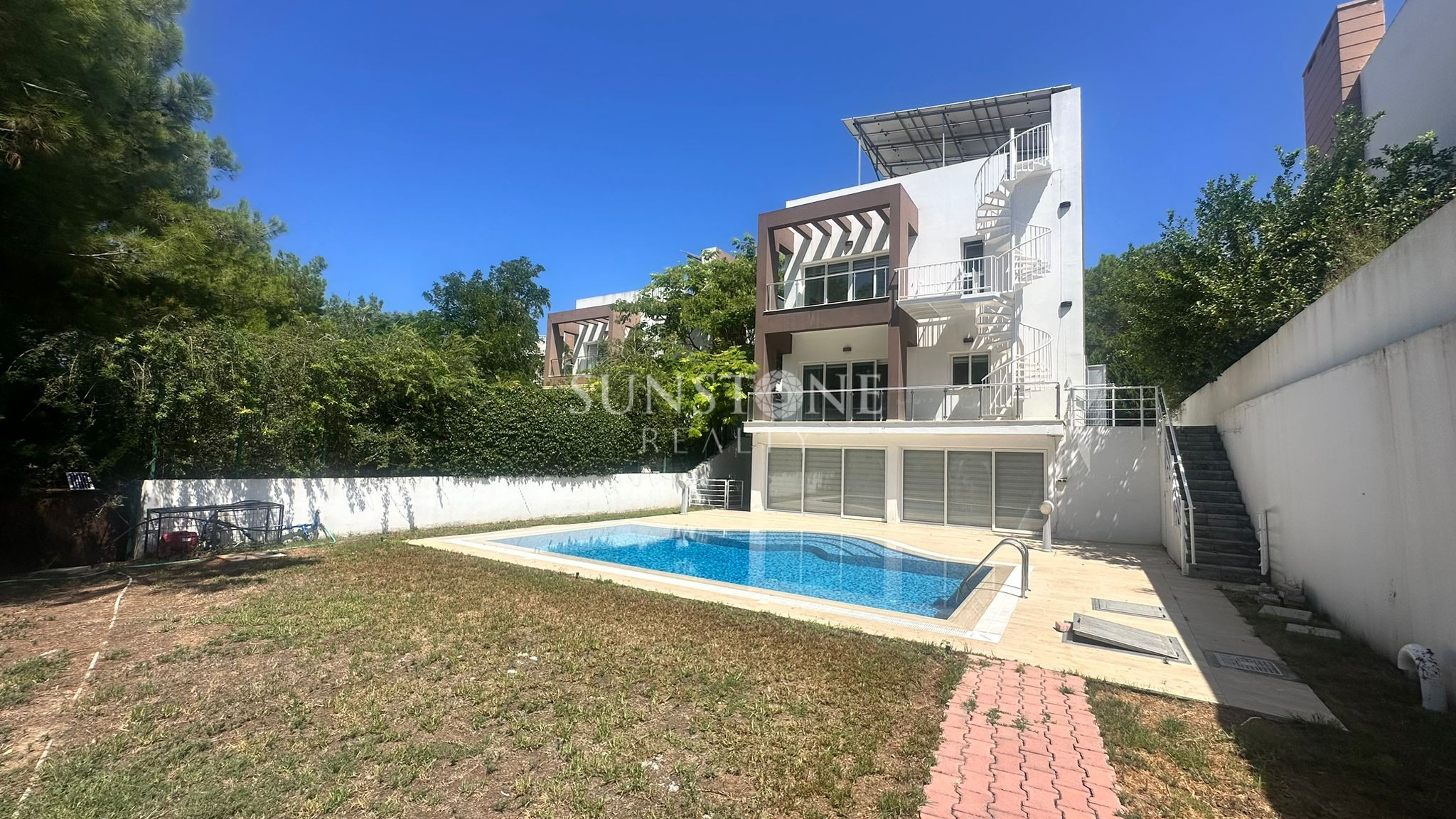 Kıbrıs Girne Zeytinlik Bölgesinde Tripleks Full Eşyalı Özel Havuzlu Kiralık 4+2 Modern Villa 2