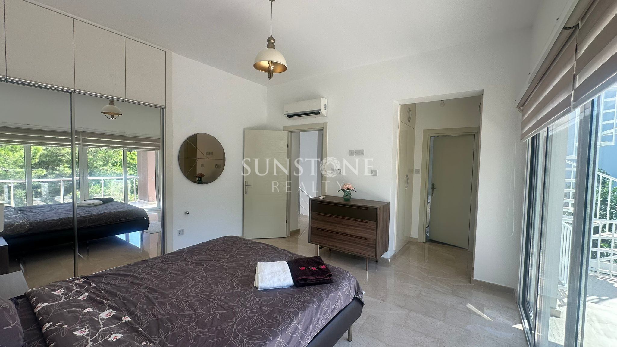 Kıbrıs Girne Zeytinlik Bölgesinde Tripleks Full Eşyalı Özel Havuzlu Kiralık 4+2 Modern Villa 13