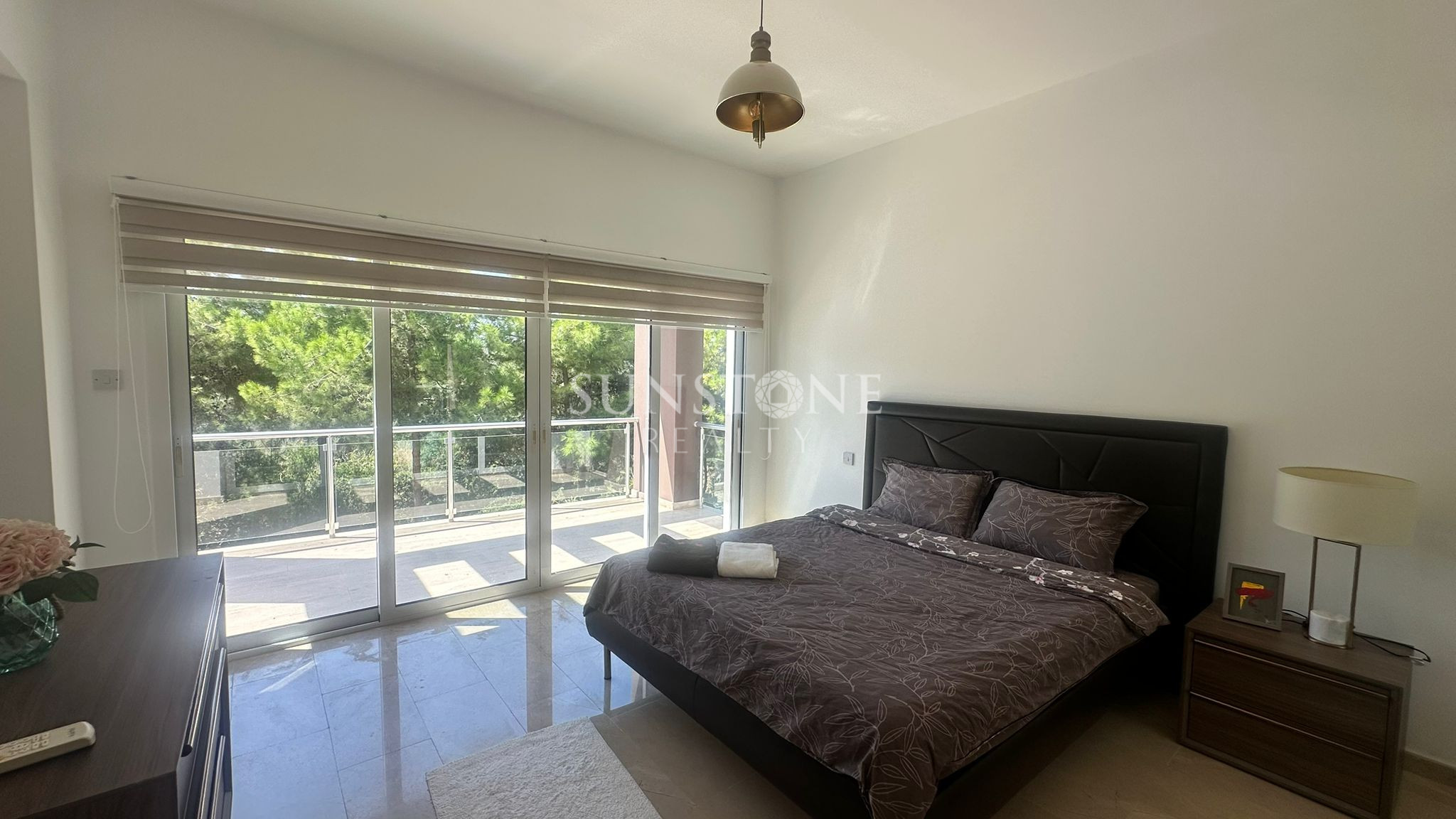Kıbrıs Girne Zeytinlik Bölgesinde Tripleks Full Eşyalı Özel Havuzlu Kiralık 4+2 Modern Villa 12
