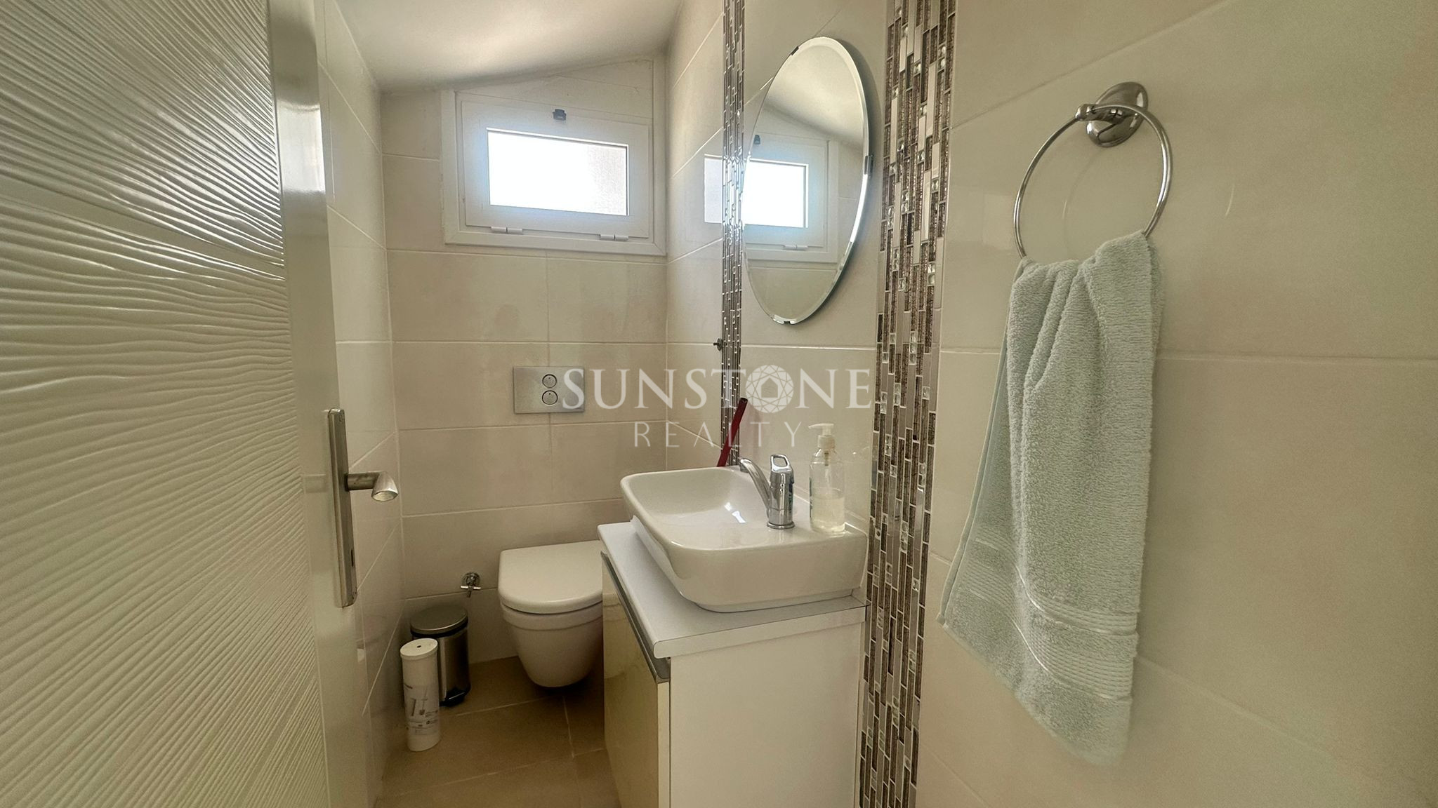Kıbrıs Girne Zeytinlik Bölgesinde Tripleks Full Eşyalı Özel Havuzlu Kiralık 4+2 Modern Villa 24