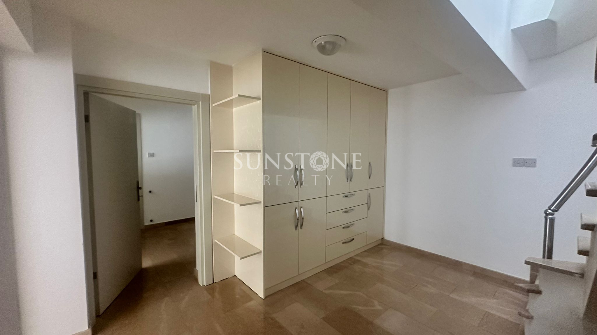 Kıbrıs Girne Zeytinlik Bölgesinde Tripleks Full Eşyalı Özel Havuzlu Kiralık 4+2 Modern Villa 23