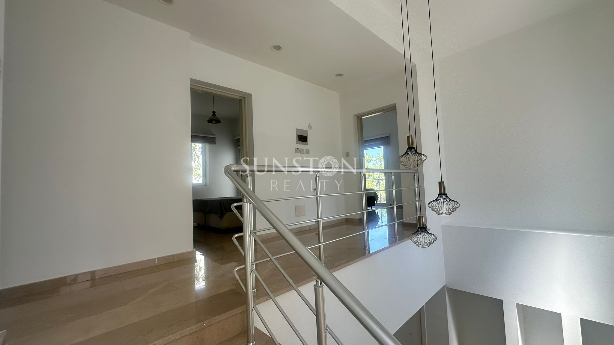 Kıbrıs Girne Zeytinlik Bölgesinde Tripleks Full Eşyalı Özel Havuzlu Kiralık 4+2 Modern Villa 18