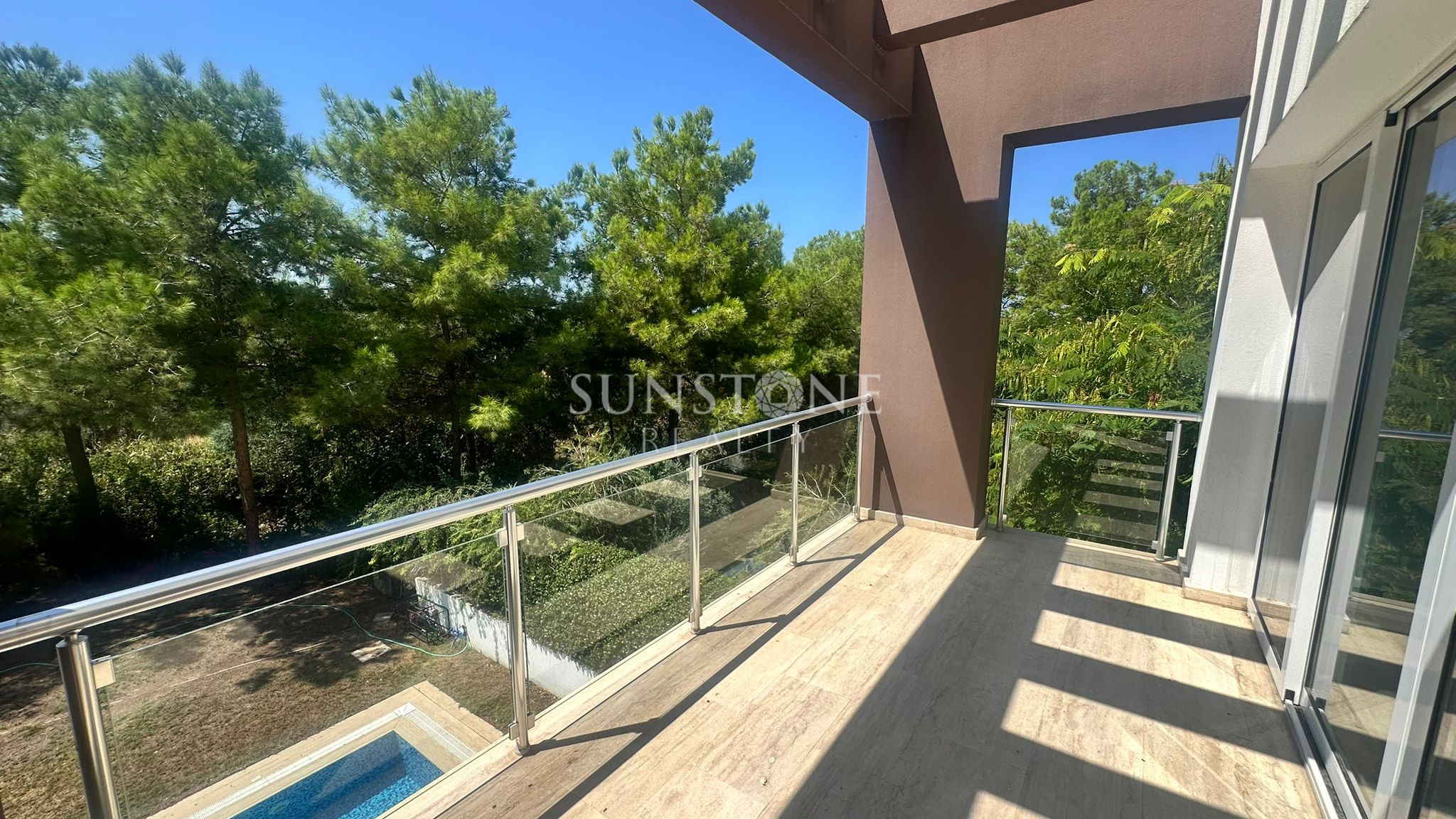 Kıbrıs Girne Zeytinlik Bölgesinde Tripleks Full Eşyalı Özel Havuzlu Kiralık 4+2 Modern Villa 20