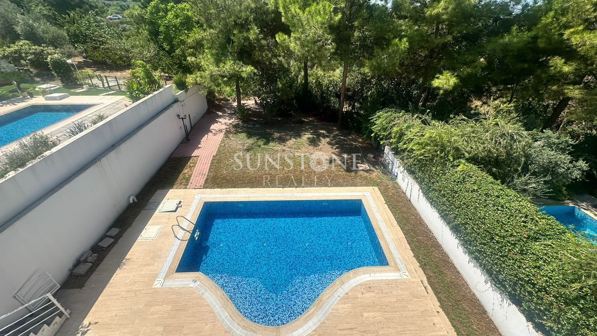 Kıbrıs Girne Zeytinlik Bölgesinde Tripleks Full Eşyalı Özel Havuzlu Kiralık 4+2 Modern Villa 19