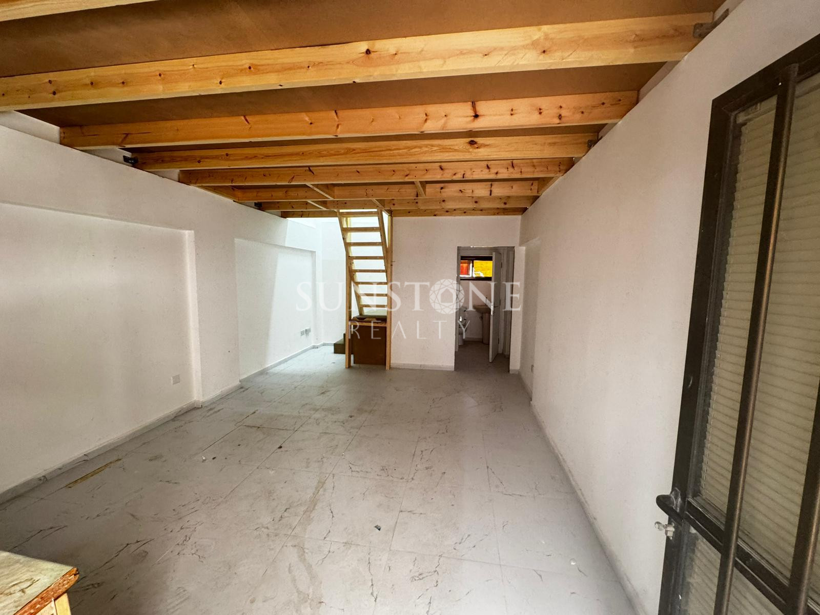 Kıbrıs Lefkoşa Küçük Kaymaklı'da  Yol Üzeri Ticari İzinli Kiralık Dükkan 2