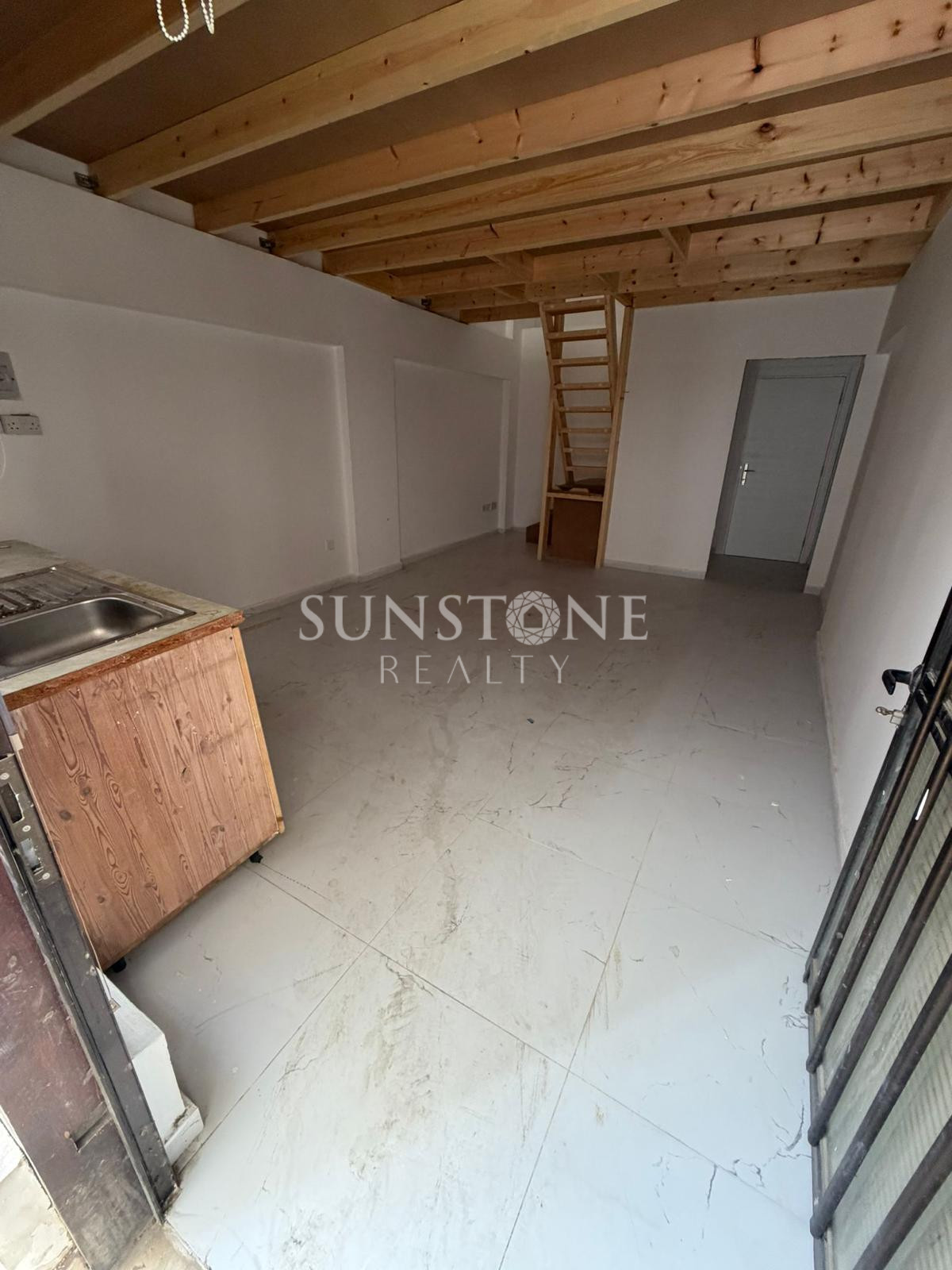 Kıbrıs Lefkoşa Küçük Kaymaklı'da  Yol Üzeri Ticari İzinli Kiralık Dükkan 4