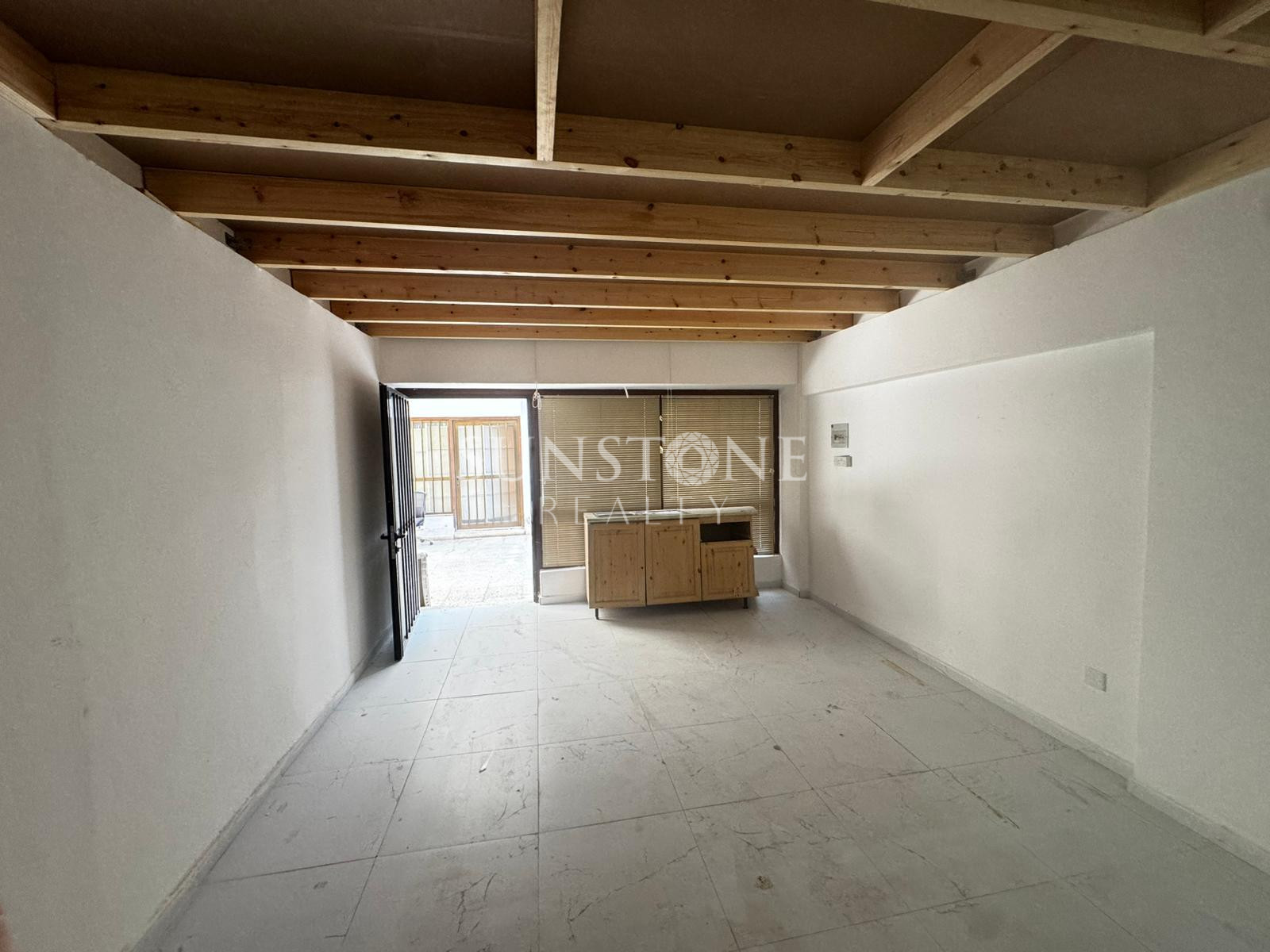 Kıbrıs Lefkoşa Küçük Kaymaklı'da  Yol Üzeri Ticari İzinli Kiralık Dükkan 3