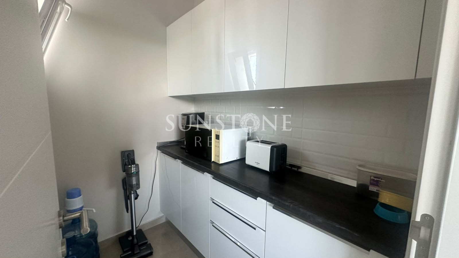  Kıbrıs Ozanköy'de Full Eşyalı Özel Havuzlu Satılık Modern 4+1 Villa 10