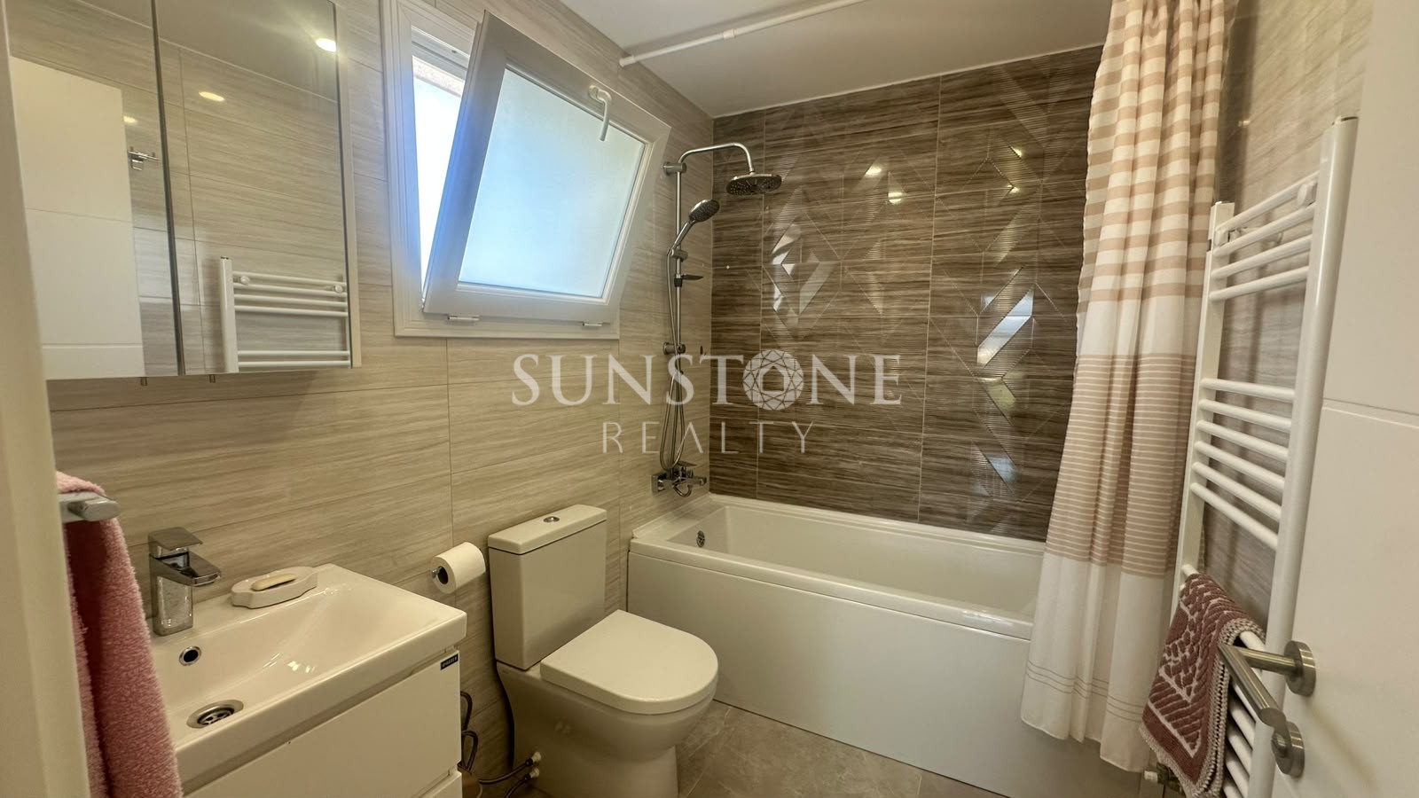  Kıbrıs Ozanköy'de Full Eşyalı Özel Havuzlu Satılık Modern 4+1 Villa 14