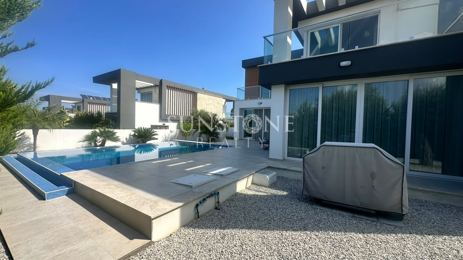  Kıbrıs Ozanköy'de Full Eşyalı Özel Havuzlu Satılık Modern 4+1 Villa 23