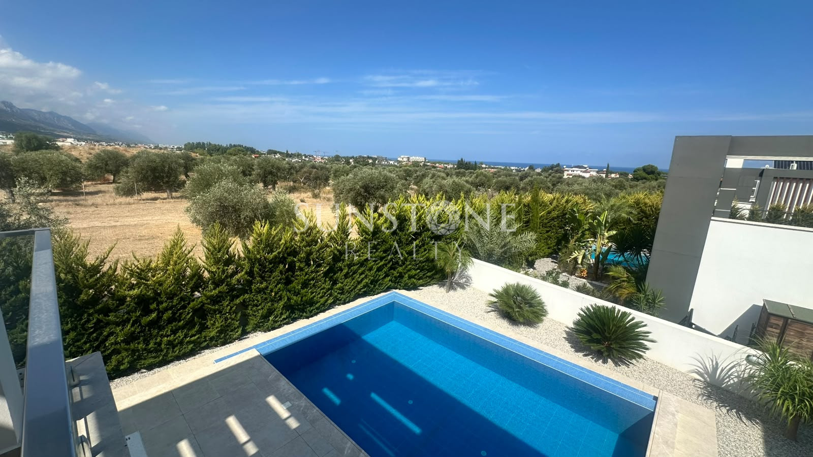  Kıbrıs Ozanköy'de Full Eşyalı Özel Havuzlu Satılık Modern 4+1 Villa 22