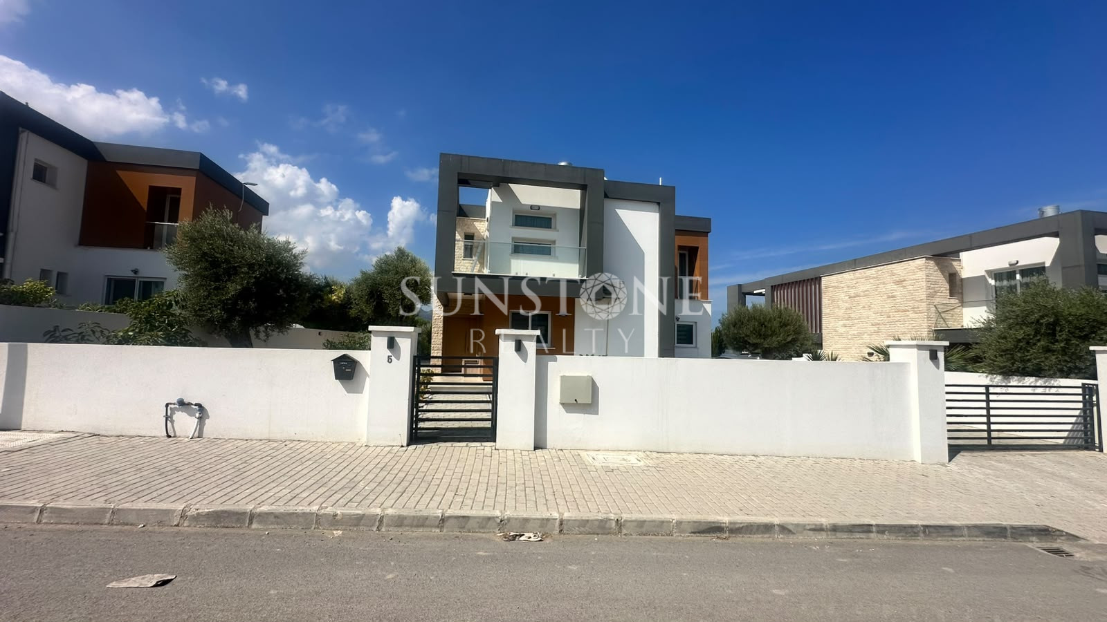  Kıbrıs Ozanköy'de Full Eşyalı Özel Havuzlu Satılık Modern 4+1 Villa 21