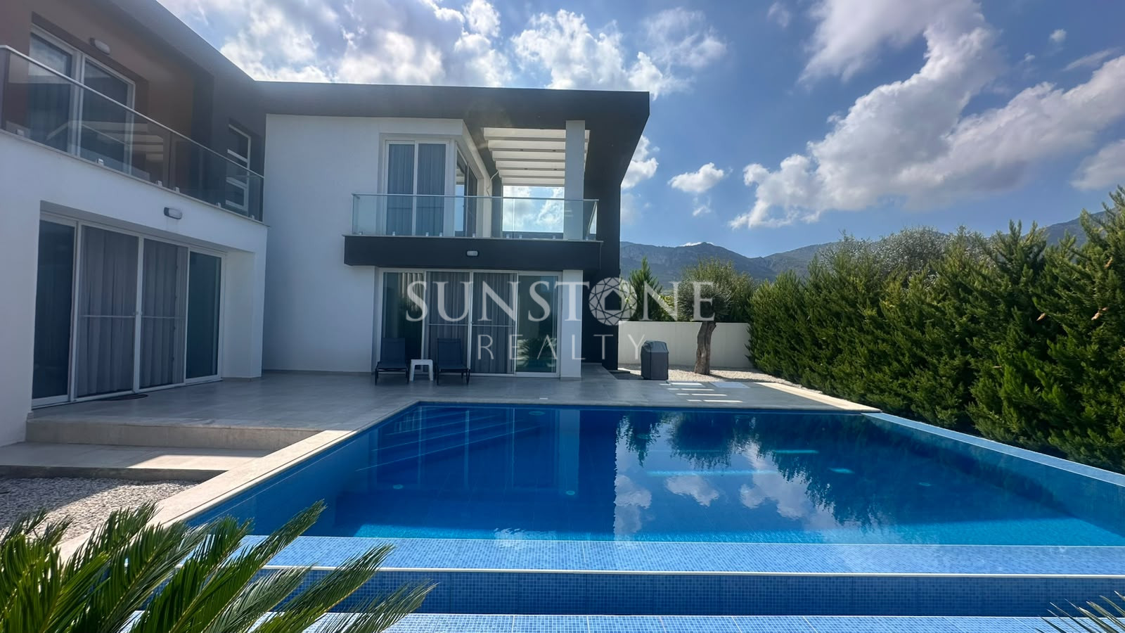  Kıbrıs Ozanköy'de Full Eşyalı Özel Havuzlu Satılık Modern 4+1 Villa 2